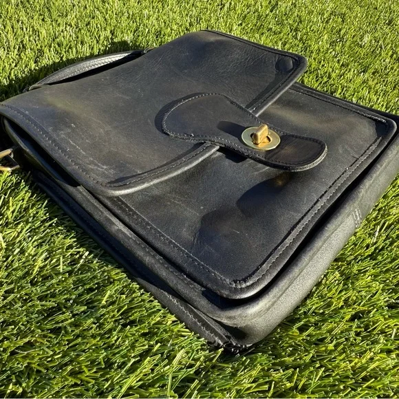 VTG Coach Station Bag 5130 Black Leather Brass Crossbody Satchel 90s USA - Picture 3 of 14